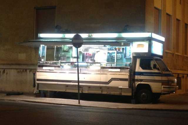 Gli storici ''pane e merda'', istituzione sul lungomare di Bari